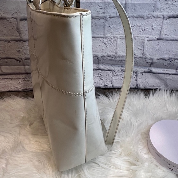 NEW ARRIVAL: GUCCI Patent Leather Off-White Tote Bag - Picture 7 of 13